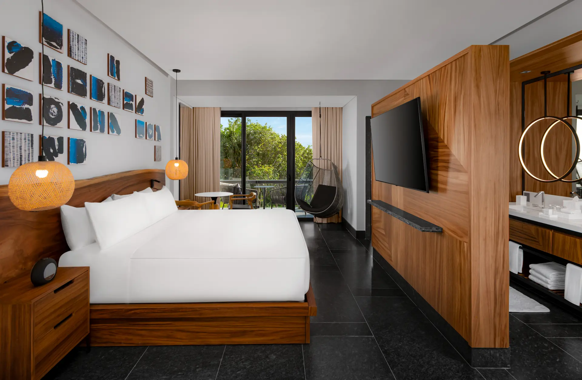 Tropical view guestroom featuring a king bed